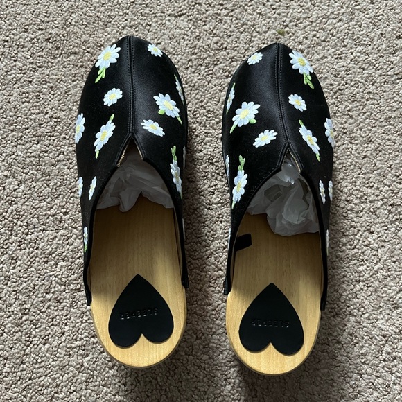 Sleeper Matilda Daisies Embroidered Clogs in Black Size 7 - Picture 4 of 12